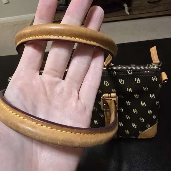 Dooney & Bourke Brown Monogram Shoulder Bag, Excellent Condition, No Long Handle - Picture 4 of 10